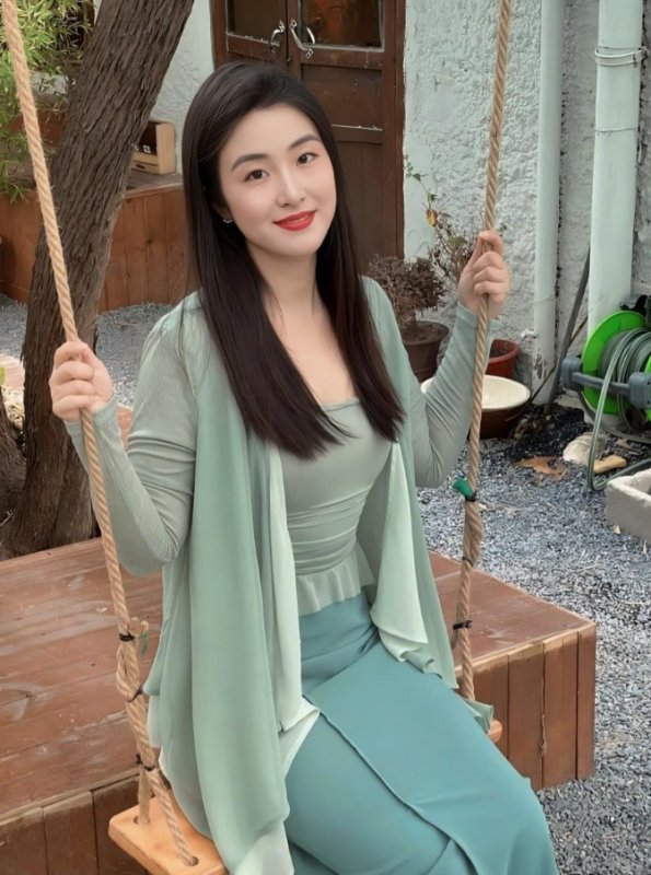 Model photo 3